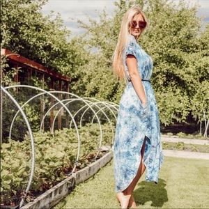 NWT Short Sleeve Blue & White Tie Dye Maxi Dress
